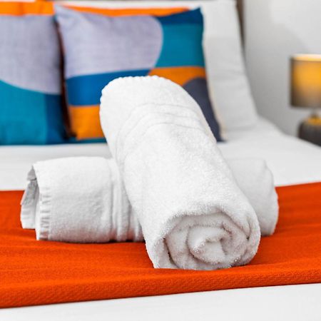 Luxury Apartment - Wolverhampton - Netflix - Smart Tv - Fast Wifi - 7Apc Екстериор снимка