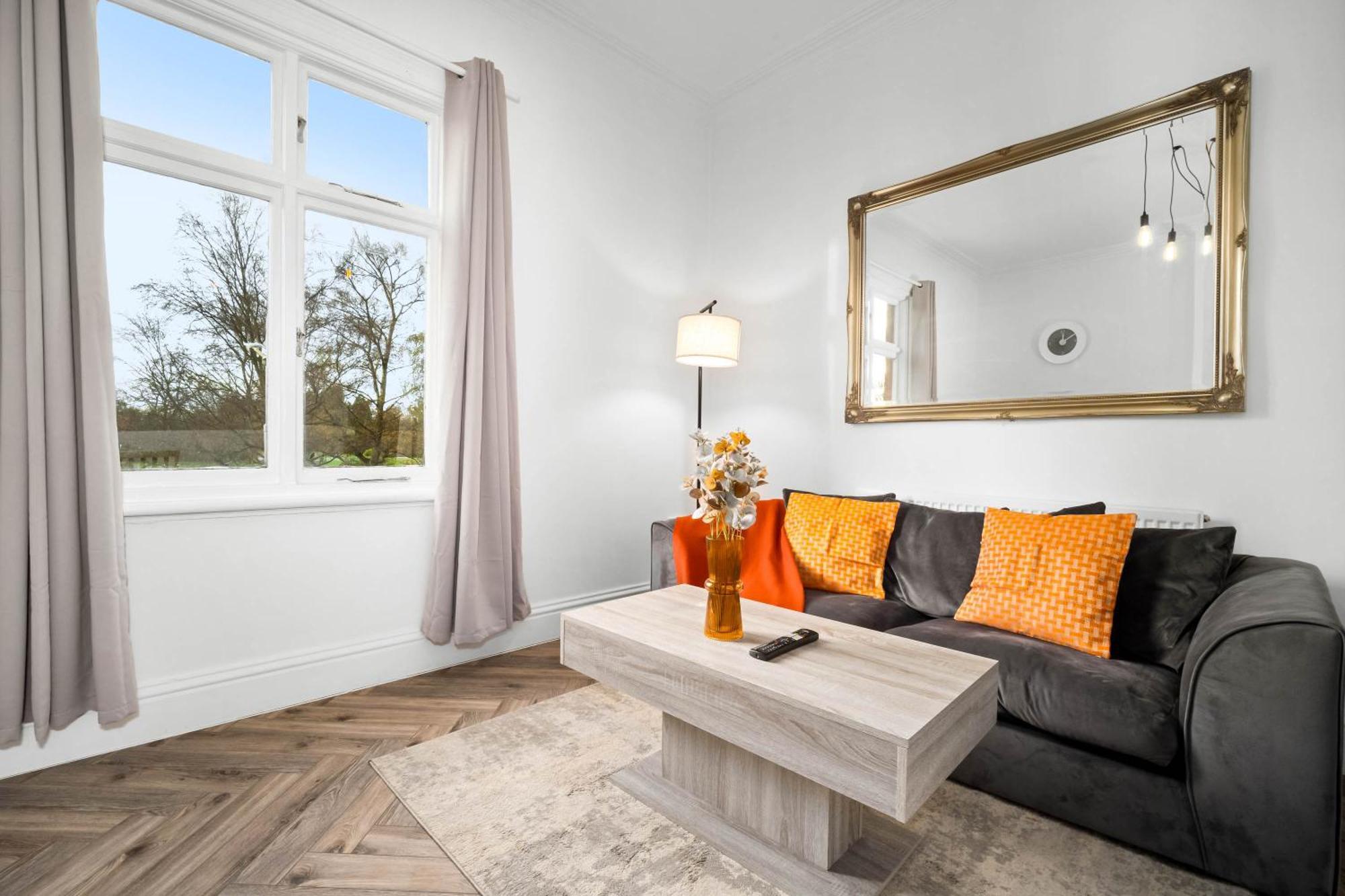 Luxury Apartment - Wolverhampton - Netflix - Smart Tv - Fast Wifi - 7Apc Екстериор снимка